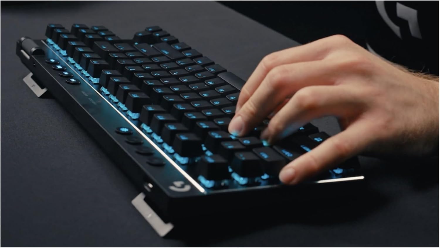 Logitech G PRO Mechanisch gamingtoetsenbord, uiterst draagbaar ontwerp zonder numpad, afneembare micro-USB-kabel, verlichte toetsen met LIGHTSYNC RGB met 16,8M kleuren, QWERTY US INTL, PC/Mac - Zwart