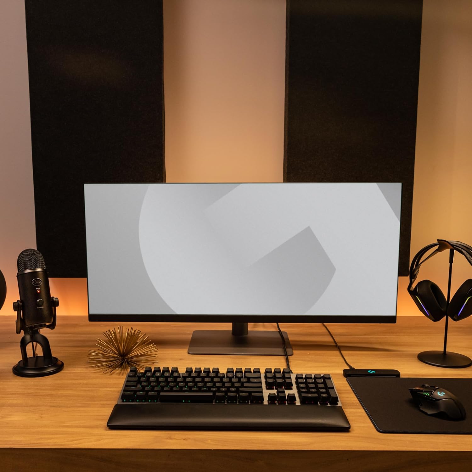 Logitech G522 LIGHTSPEED draadloze gaming headset, LIGHTSYNC RGB, microfoon en geavanceerde gesynchroniseerde audio, drievoudige connectiviteit - LIGHTSPEED, Bluetooth, USB-A naar USB-C voor pc -Zwart