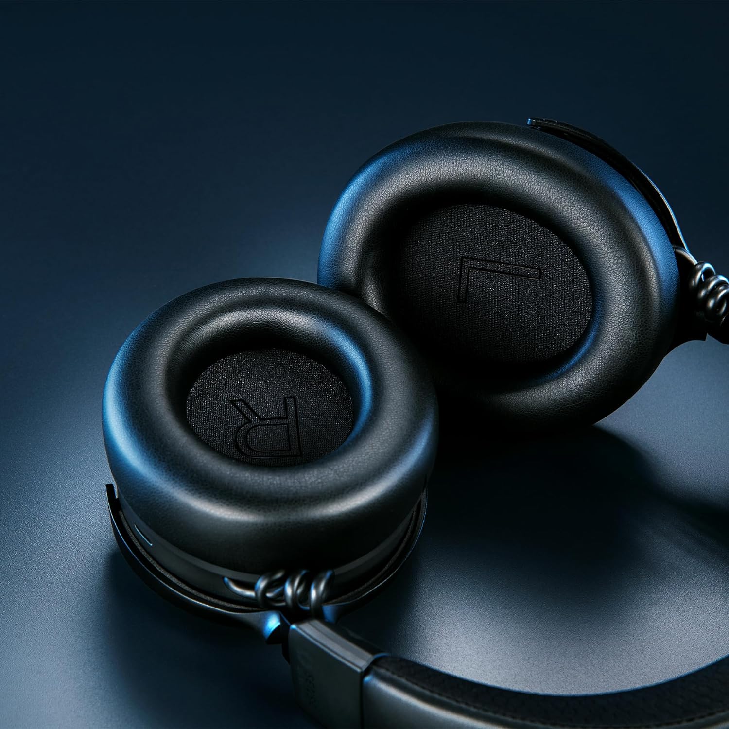 Razer Kraken V4 - Draadloze Gaming Headset (3 Modes Connectiviteit, TriForce 40mm Drivers, 9-Zone RGB Earcup Verlichting, Mix & Volume aanpassingen, THX Spatial Audio) Zwart